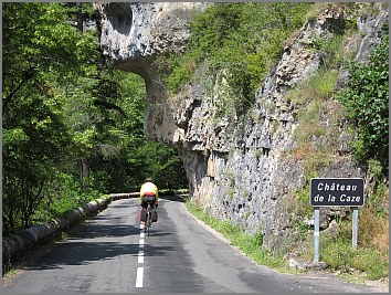 Gorges du Tarn, Felsüberhang, Château de la Caze